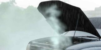 Auto Motorhaube raucht bei Regen