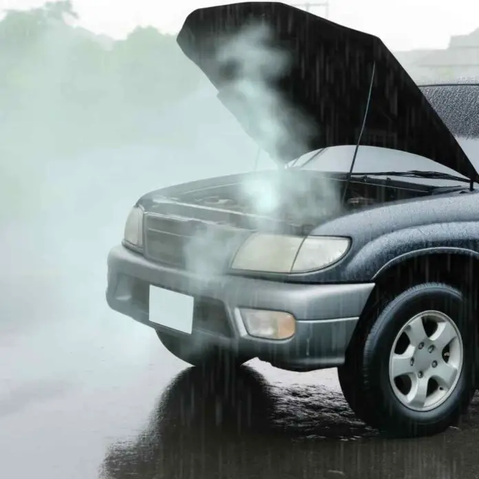 Auto Motorhaube raucht bei Regen